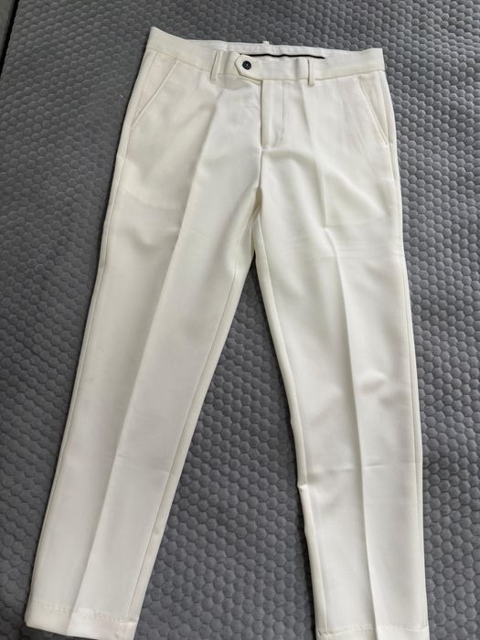 Белые слаксы и рубашки