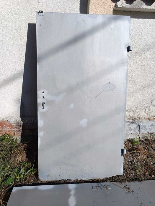 Продавам метални врати две крила за гараж