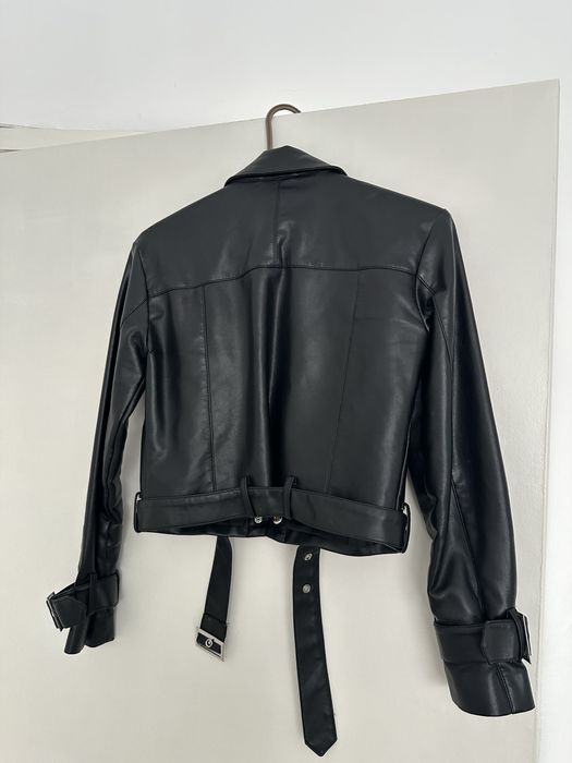 Дамско късо черно кожено яке