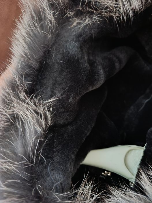 Палто от естествена кожа и сребърна лисица на качулката