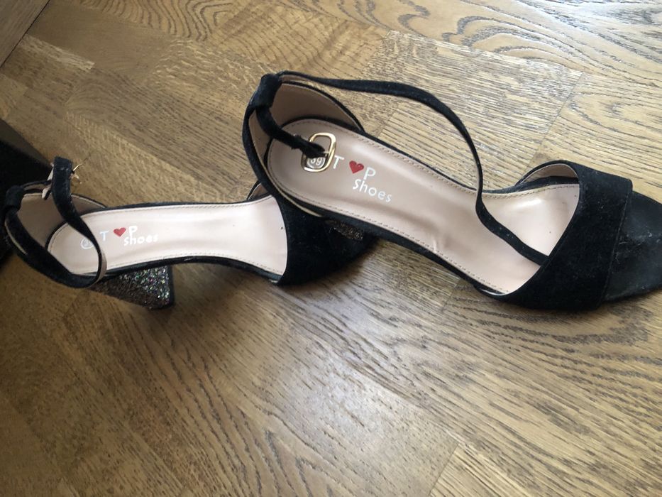 Sandale si pantofi de vanzare