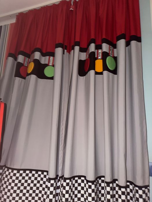 Детска стая комплект с легло с матрак и гардероб перде килим скрин