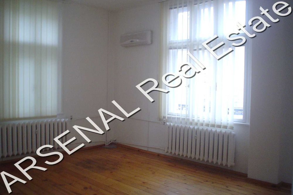 Дава се под наем Етаж от къща в София, Център - 225 кв.м за 2200 € - Снимка #3