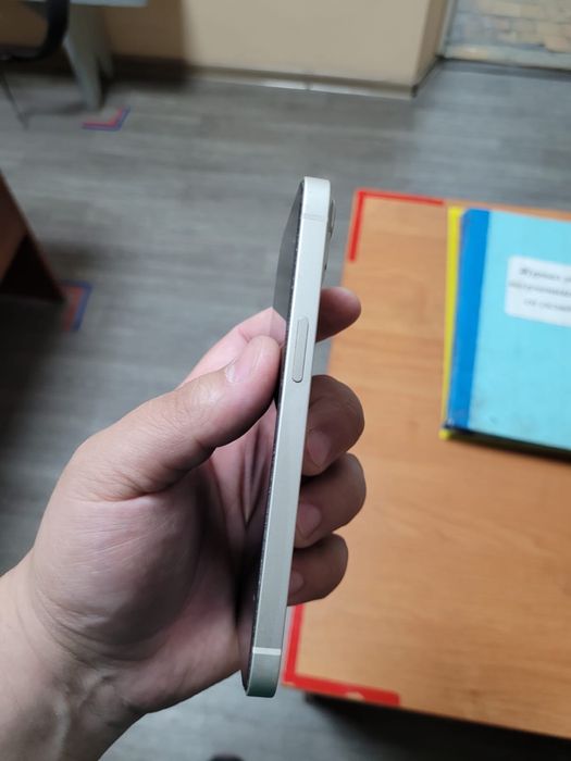 Продам IPhone 13