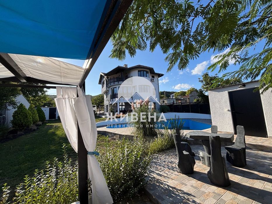 Продава триетажна обзаведена къща в с.Рогачево, площ 300 кв.м