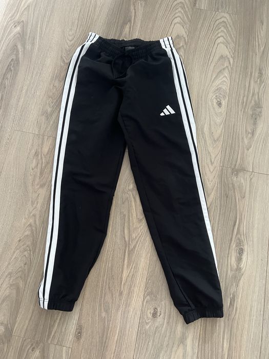 Екип три ленти на Adidas