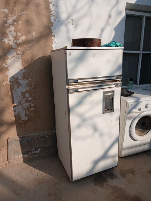 Холодильник двухкамерный б.у.