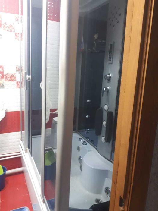 Душевая кабина с джакузи