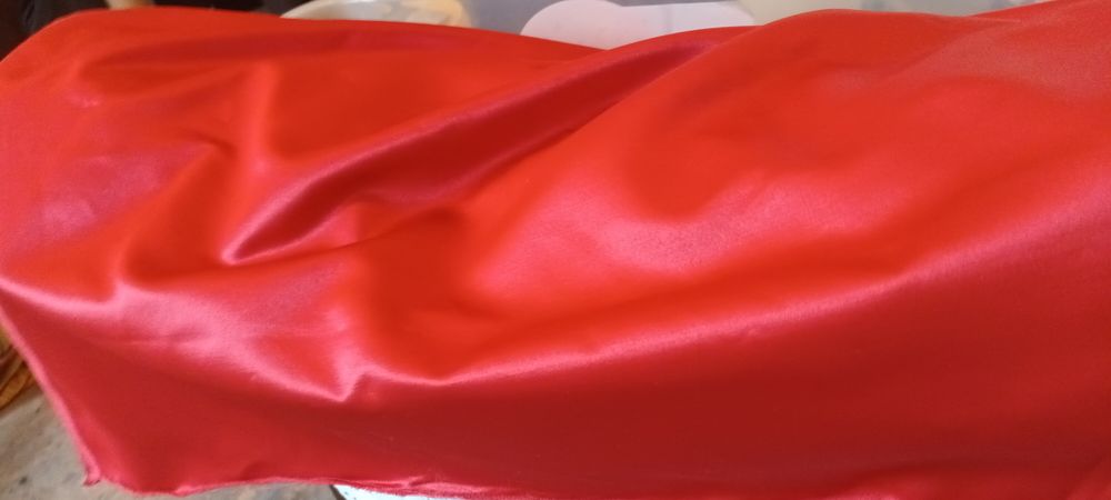 Matase la sul culoare vișina,  lățime = 1,40 m .lungime = 50m. Noua.
