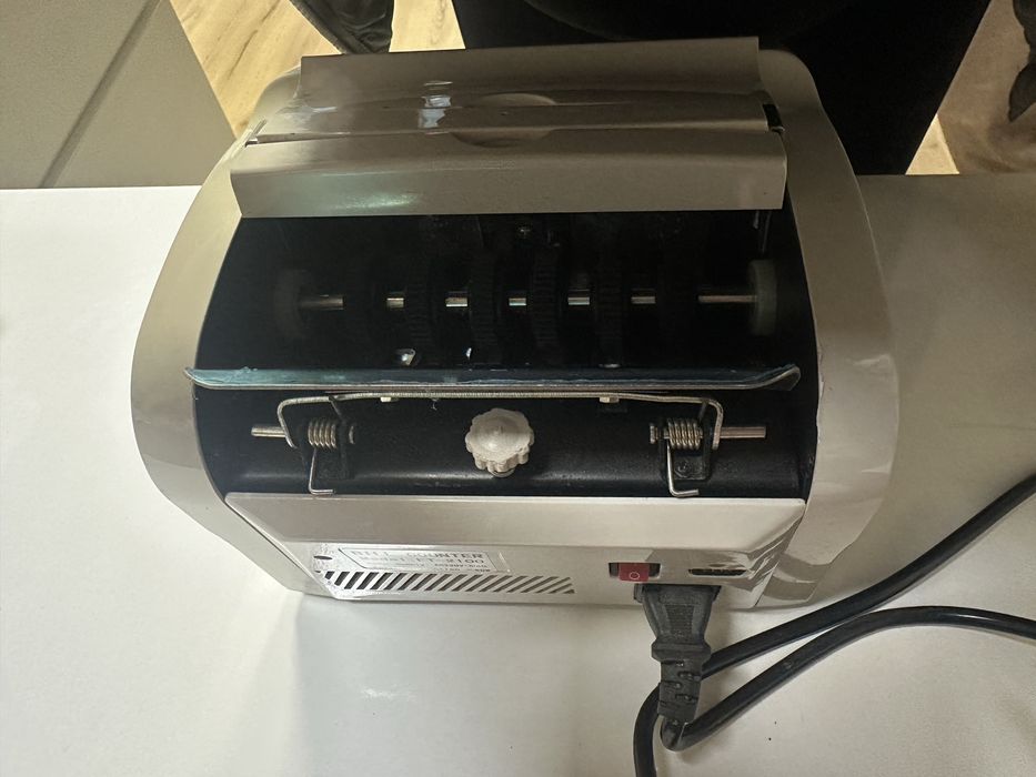 машина за броене на банкноти от серията “UV/MG money counter”.