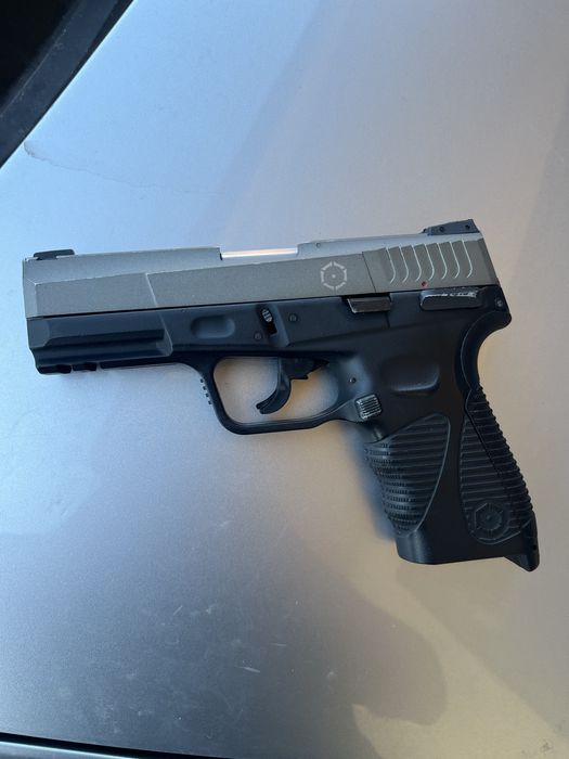 Airsoft m4 colt and taurus 24/7 g2