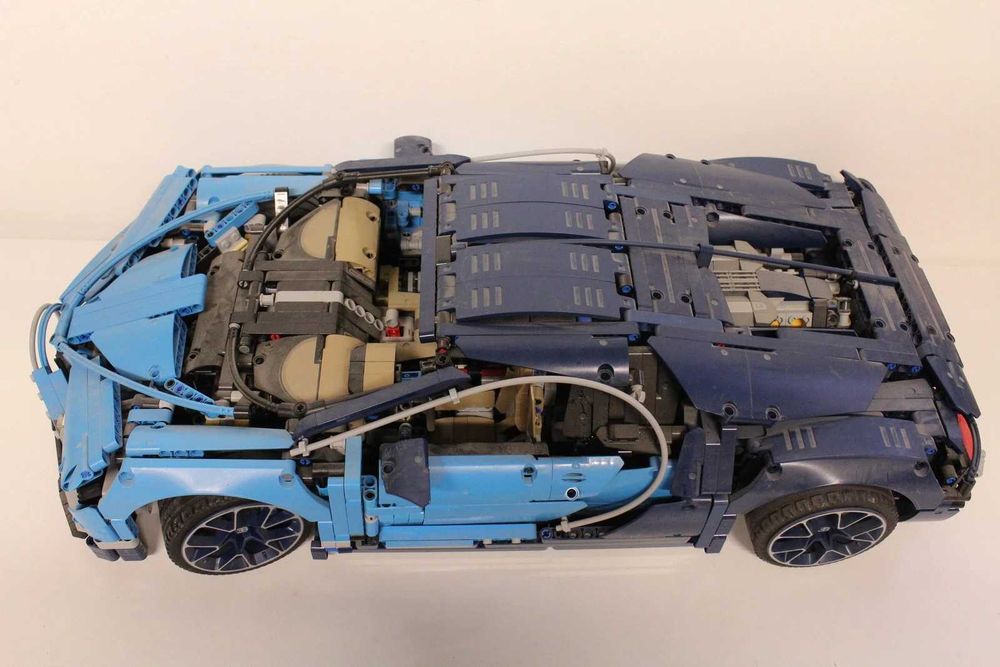 Конструктор LEGO Technic Bugatti Chiron 42083 Technic Chevrolet 42093
