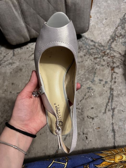 Продам женские туфли