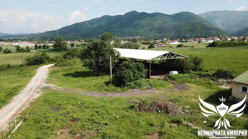 Продавам парцел 2500кв.м. с навес 440кв.м. преди с.Тополово