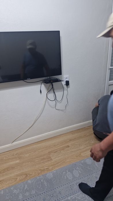 Телевизор Panasonic и кронштейн