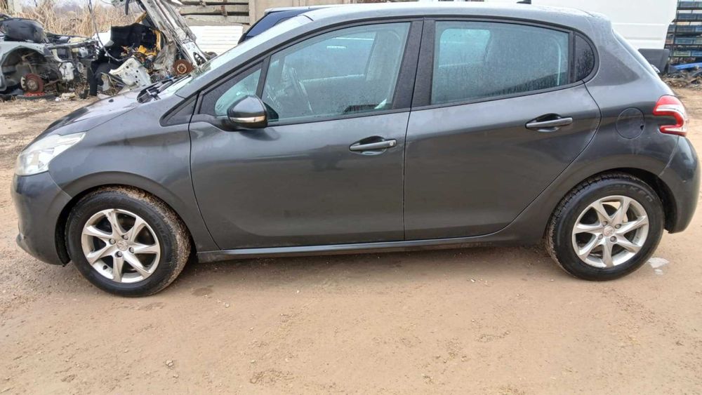 Пежо 208 , 1,2 бенз . На части