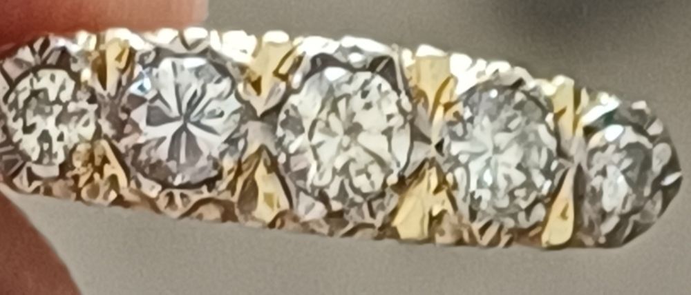 Златен пръстен с пет диаманти и  18 карата злато