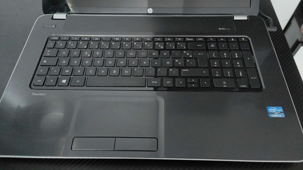 Laptop HP Pavilion Protect Smart, Intel Core i3 display 17 inch fisurat ,incarcator HP