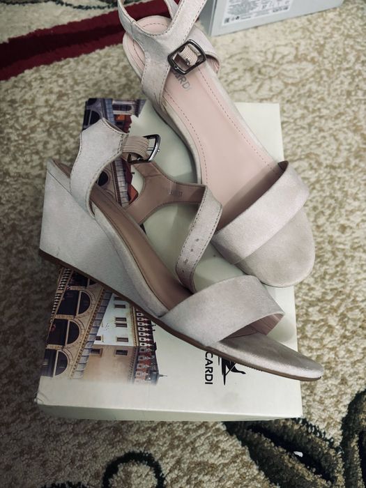 Продам Босоножки