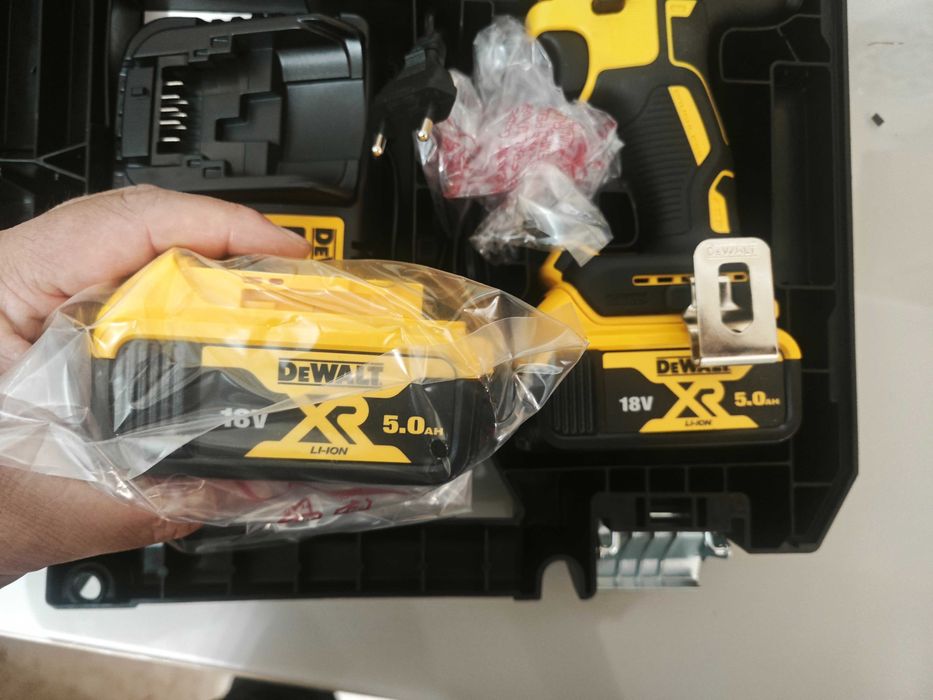 Bormasina Dewalt pe batería