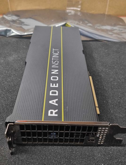 Видеокарти AMD Radeon Instinct MI50 32GB HBM2