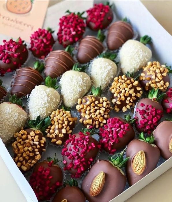 Клубника, финики  в шоколаде