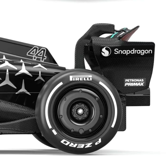 Модель болида Формула 1 Mercedes AMG W15 на радиоуправлении