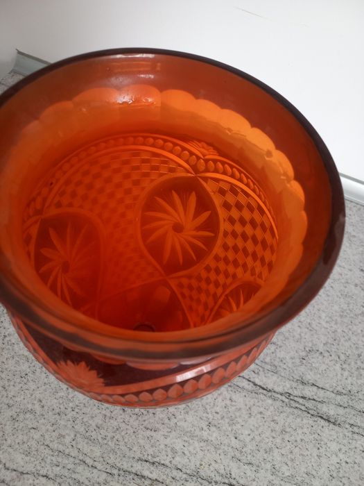 Vaza din rubin autentic. Inaltimea  40 cm. Noua
Inaltimea 40 cm
Deschidere 10 cm
Vaza este noua, fiind pastrata la cutie si nu a fost folosita nicioda