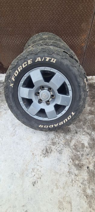 Диски с шинами колеса.