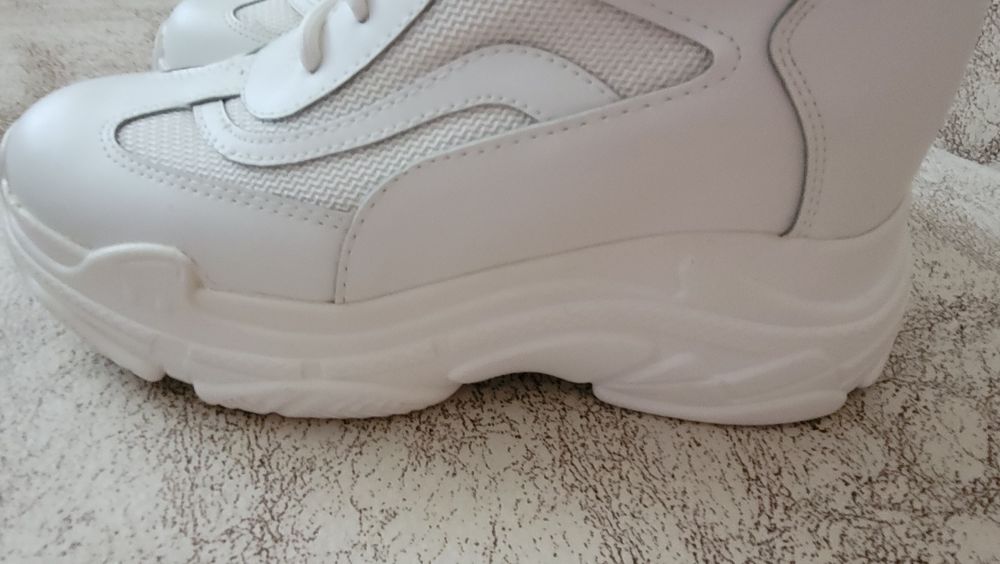 Продам женские кроссовки.