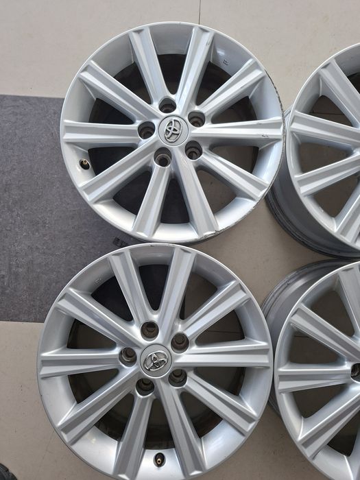 Продам диски р17 тойота оригенал.