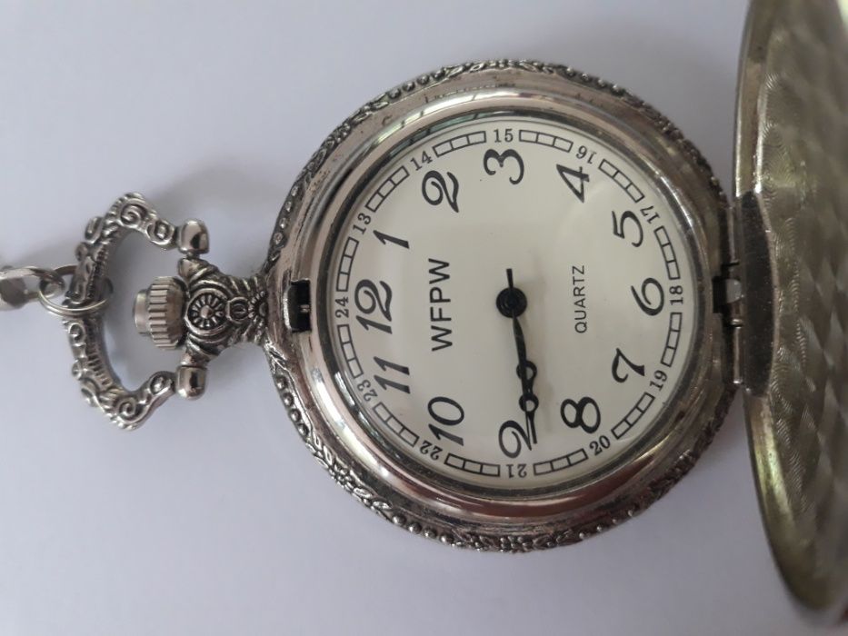 джобен, кварцов, с три коня на капака и непретенциозен кюстек.