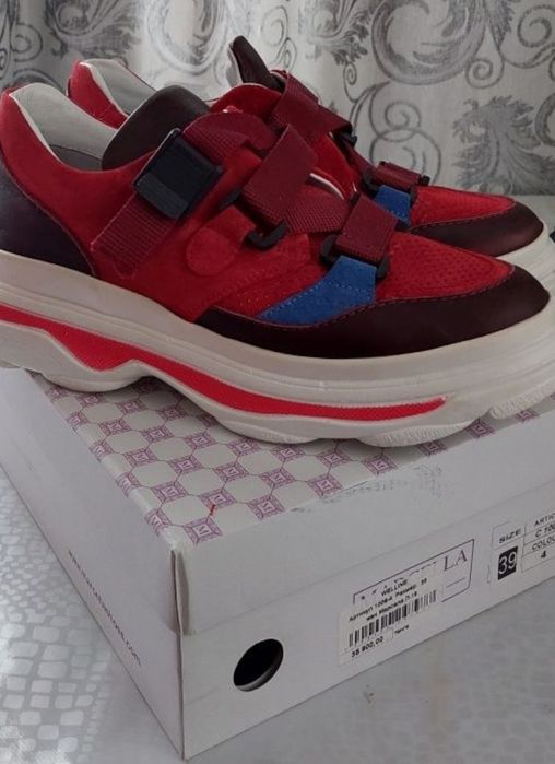 Продам кроссовки ( кожа) Турция