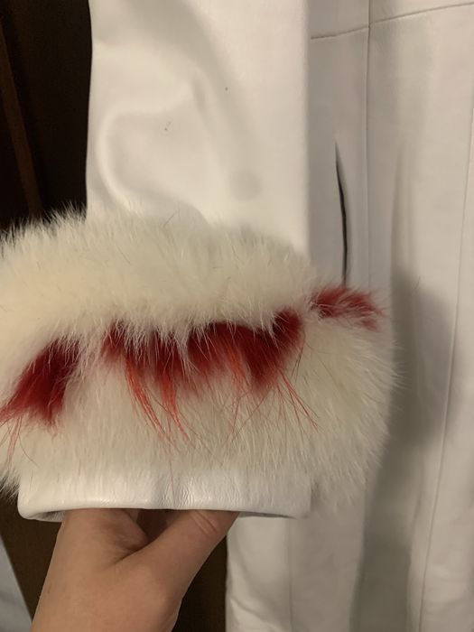 Дълко дамско кожено манто с естествен косъм