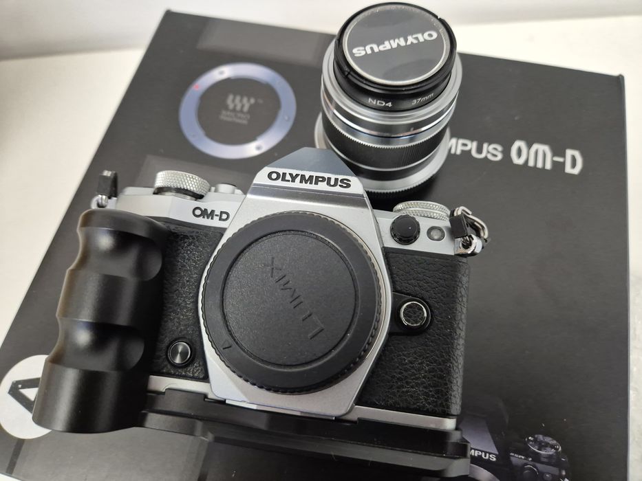 Olympus OMD EM5 MKII + Olympus  45MM/F1.8 + външна светкавица