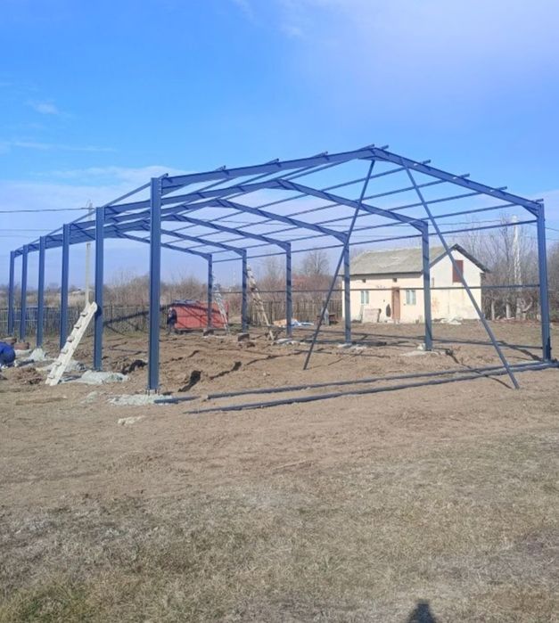 vând structuri metalice de exemplu am 10 cu 20 10 cu 15 10 cu 25 avem și alte dimensiuni facem și pe comandă facem și cu montaj și fără montaj