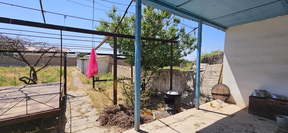 Уй сотилади . Бука тумани . 15 сотка , пишгян гиштдан .