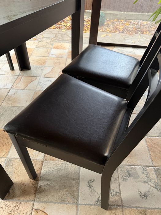 Masa pal cu 4 scaune din lemn si piele