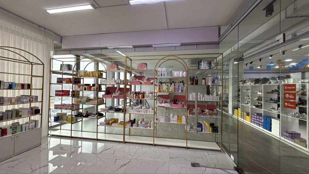 Стелажи и ресепшен