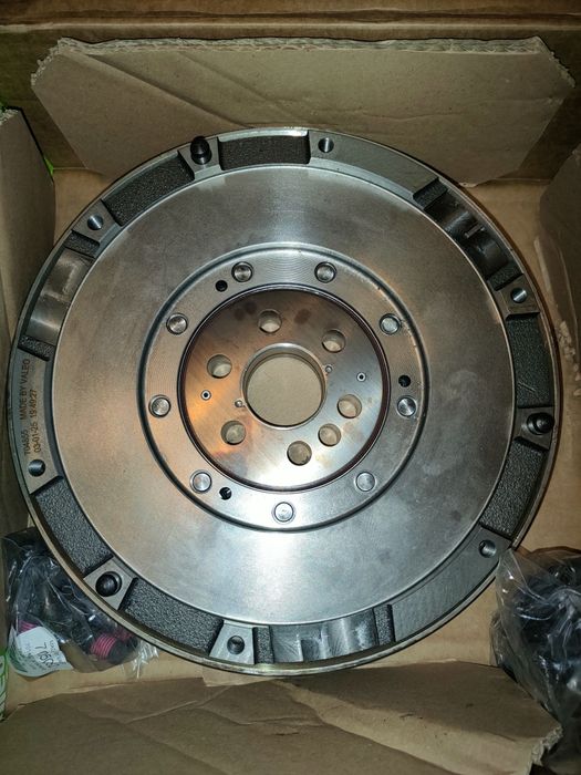 Ambreiaj cu volanta masa dubla BMW E81 E87 E90 1.6 benzina cod 8371111