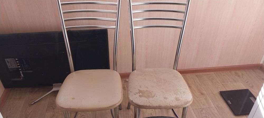 Продам кухонный стол со стульями