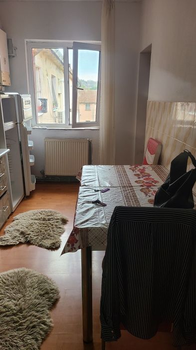 Închiriez apartament cu doua camere