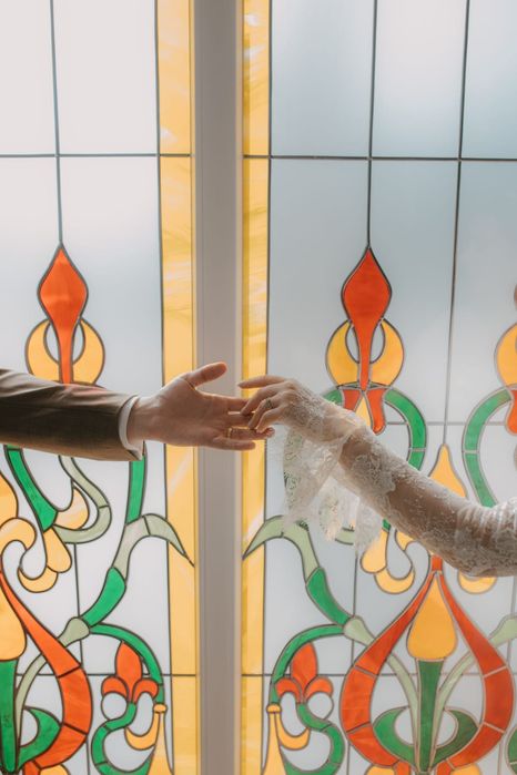 Rochie de mireasa tip sirena cu dantela voal inclus in preț.