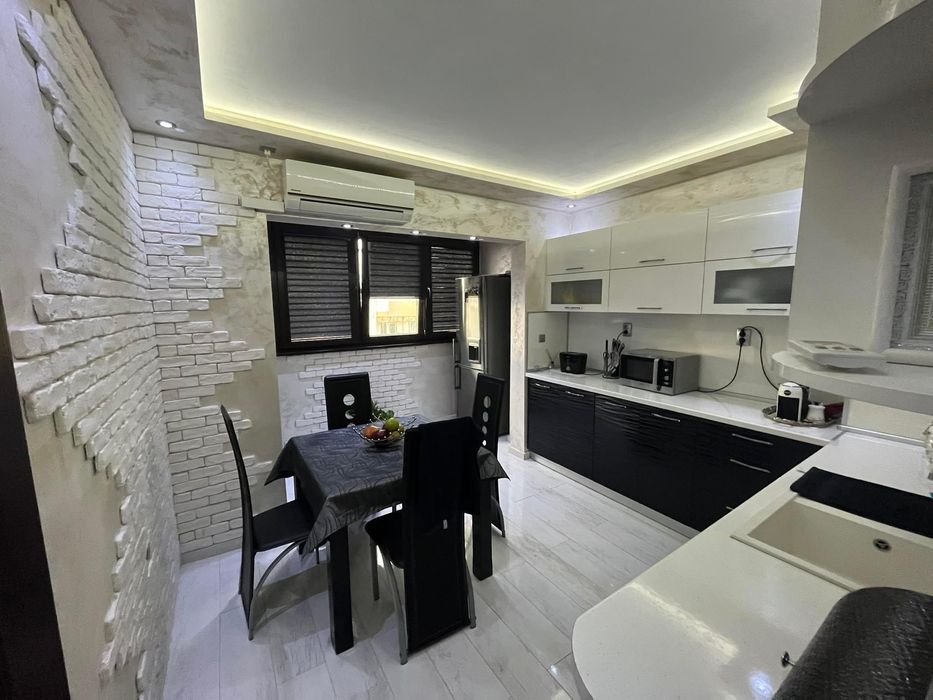 Продава се Четиристаен апартамент в Бургас, Възраждане - 100 кв.м за 1699 €/кв.м - Снимка #1