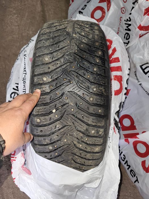 Продам зимние шипованные шины на 16