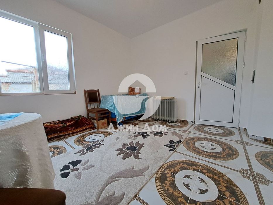 Едноетажна къща с двор в с. Черноград