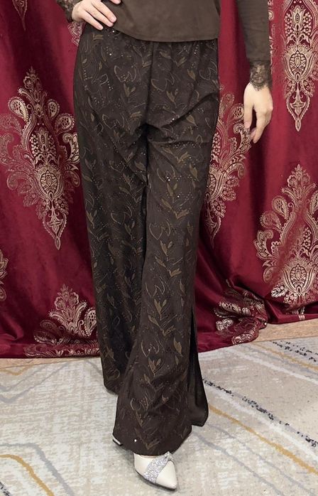 Коричневые брюки с узором и разрезам