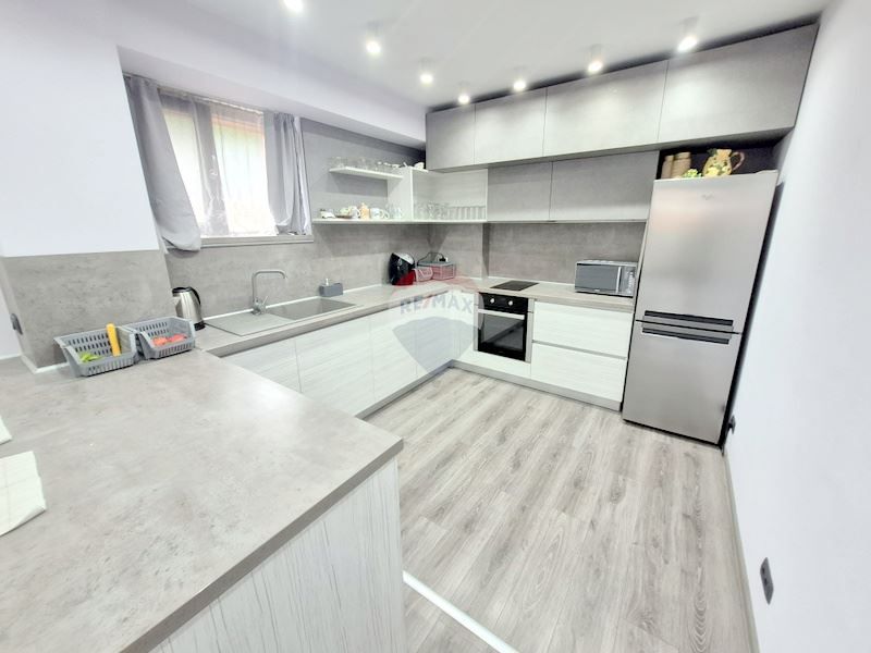 Дава се под наем Тристаен апартамент в Варна, Бриз - 160 кв.м за 1100 € - Снимка #10