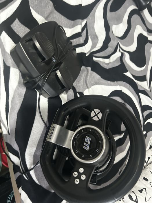 Volan gaming cu pedale