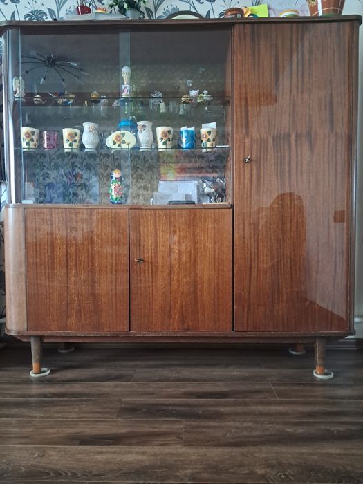 Продам угловой диван,тумба под телевизор, сервант